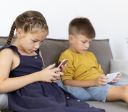 Chega de tempo de tela: 6 brinquedos para substituir o uso do celular