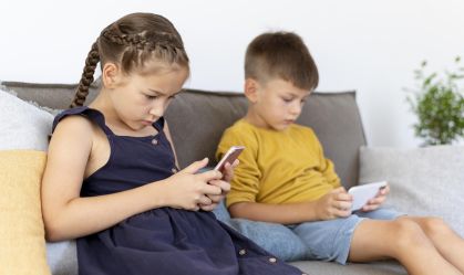 Chega de tempo de tela: 6 brinquedos para substituir o uso do celular