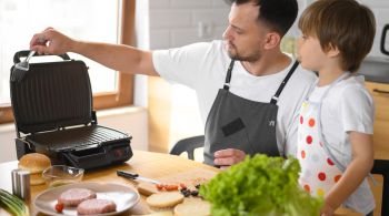 Alguns modelos oferecem, também, a opção de grill, permitindo preparar carnes e vegetais na grelha
