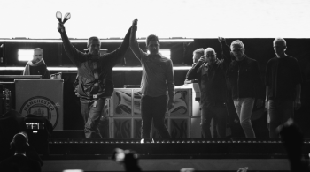 Após quase duas décadas de afastamento, Liam e Noel voltam a  dividir o mesmo palco. Confira dicas de looks para viver o comeback em grande estilo