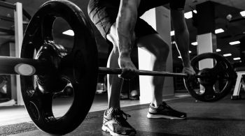 Tênis de solado reto e firme oferecem melhor precisão para treinos de alto impacto
