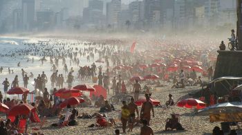 Levar bebidas, cadeiras e guarda-sol de casa garantem conforto e economia para os dias de banho de mar