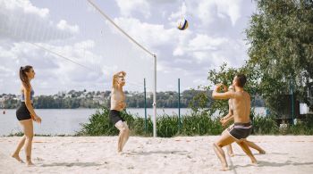 Esportes como o beach vôlei e jogos de carta podem transformar os momentos de descanso à beira mar ainda mais divertidos 