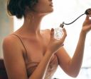Qual perfume usar no verão? Especialistas recomendam notas para o calor