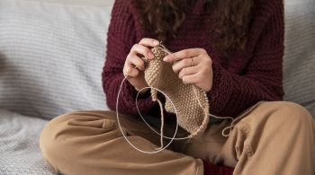 A técnica artesanal ganha força nas redes sociais como uma forma de desconexão e redução do uso de telas 