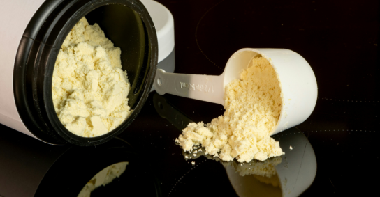 Antes de colocar whey na rotina, vale entender o que realmente muda entre as versões